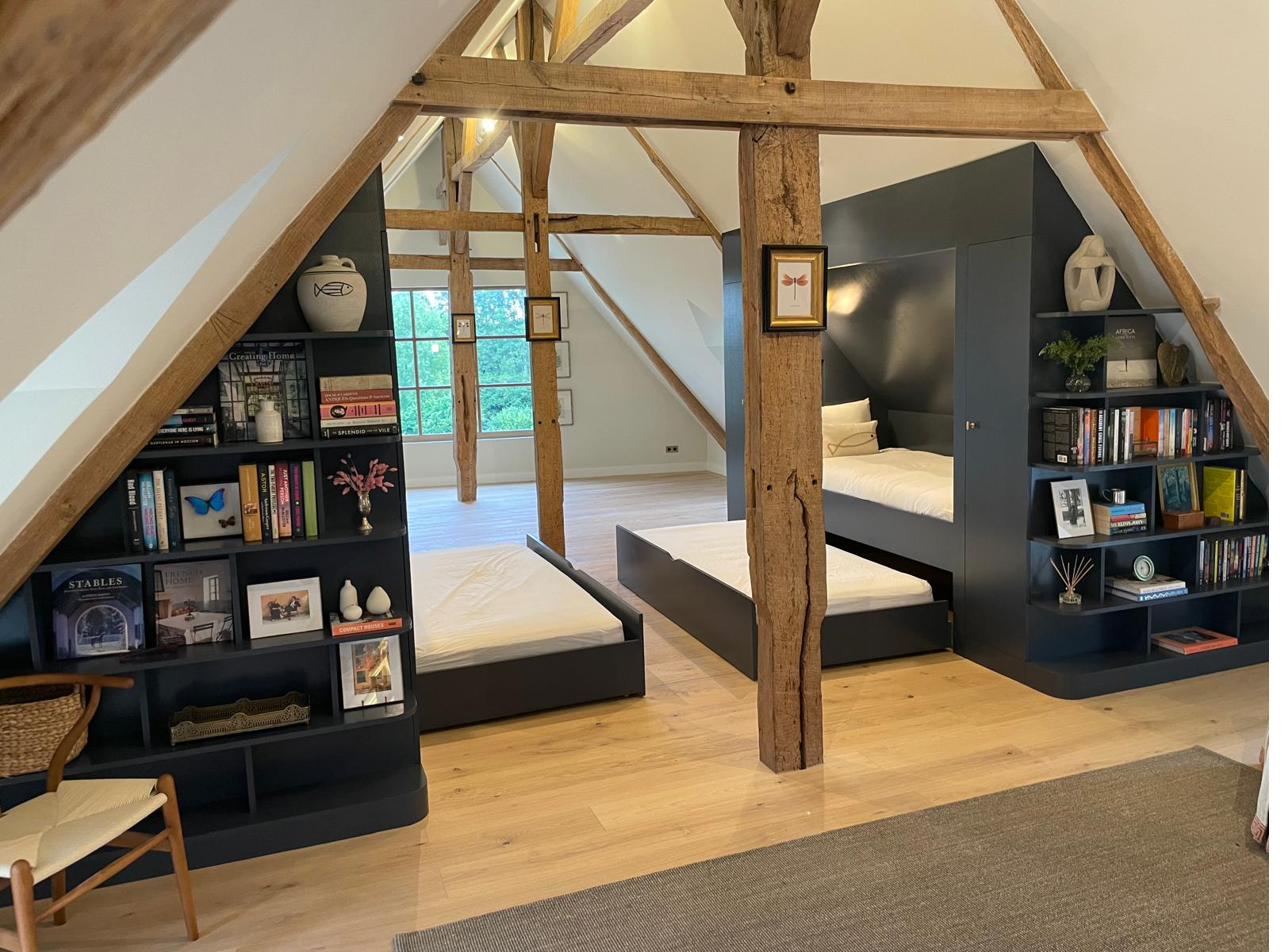 Chambre 9 de la Grande Maison, quatre lits sous la charpente