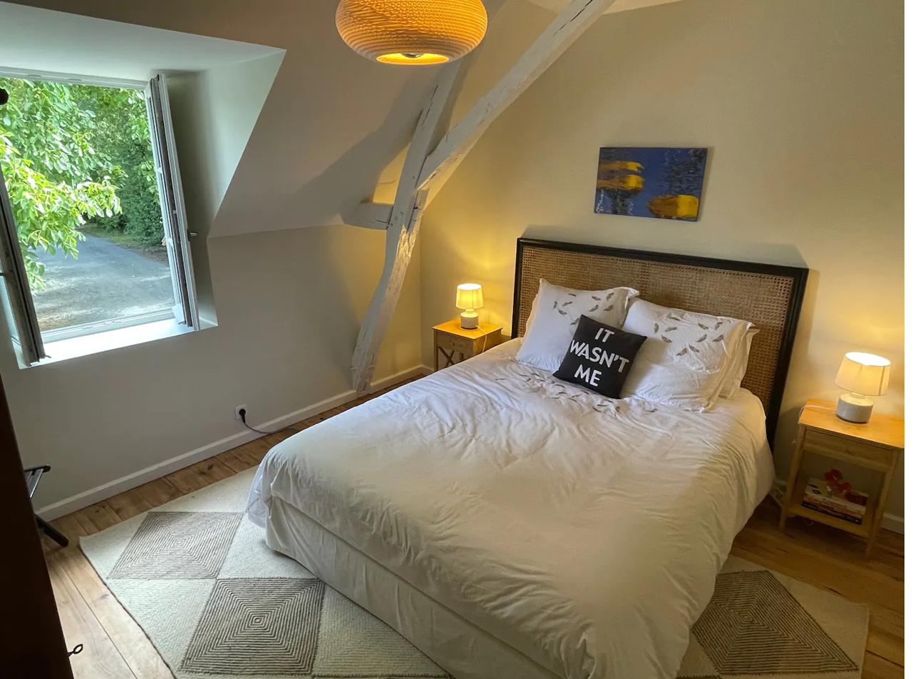 Chambre 1 de la Petite Maison, lit double sous les combles
