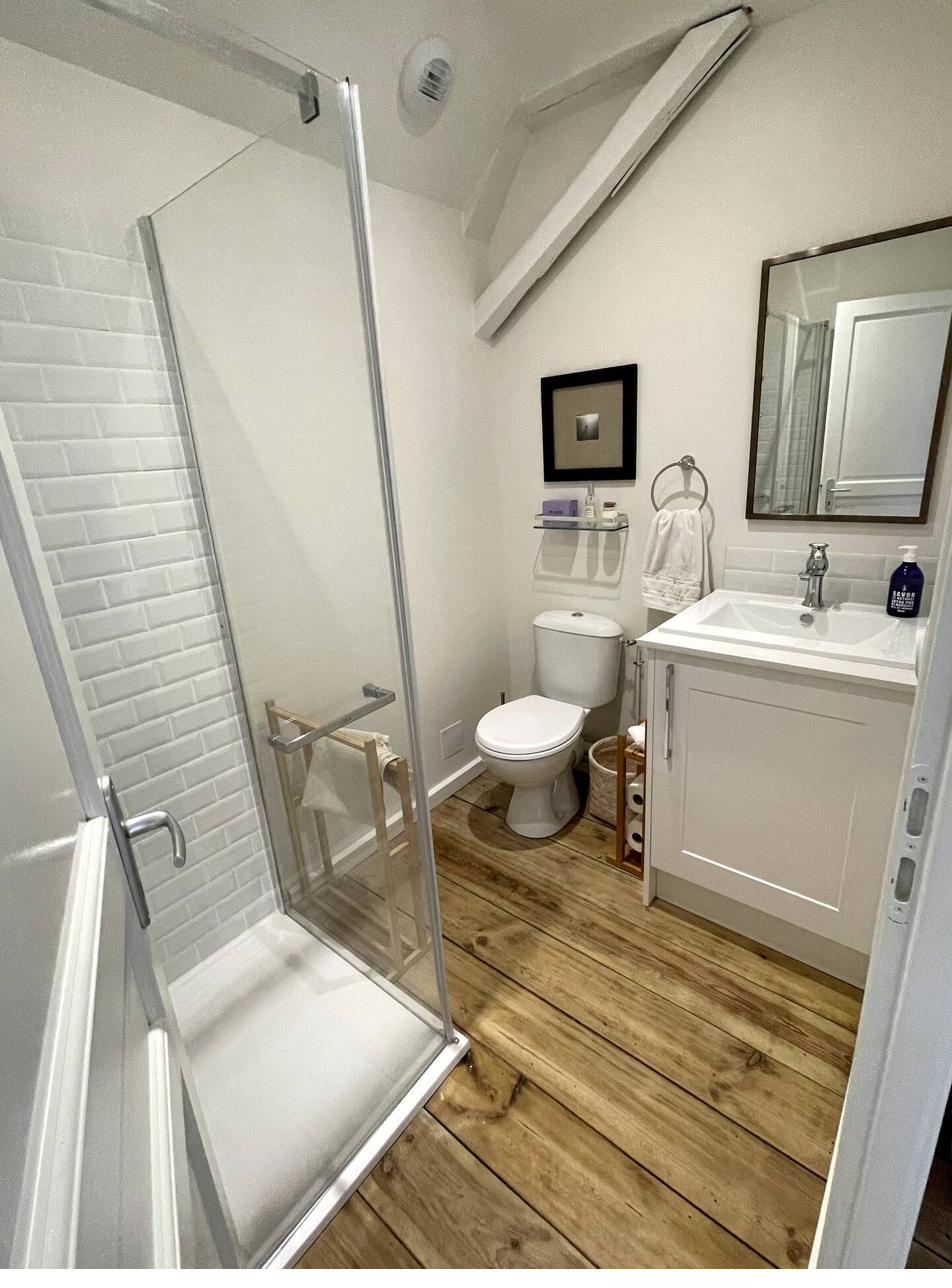 Salle de bain 1 de la Petite Maison, douche à l'italienne